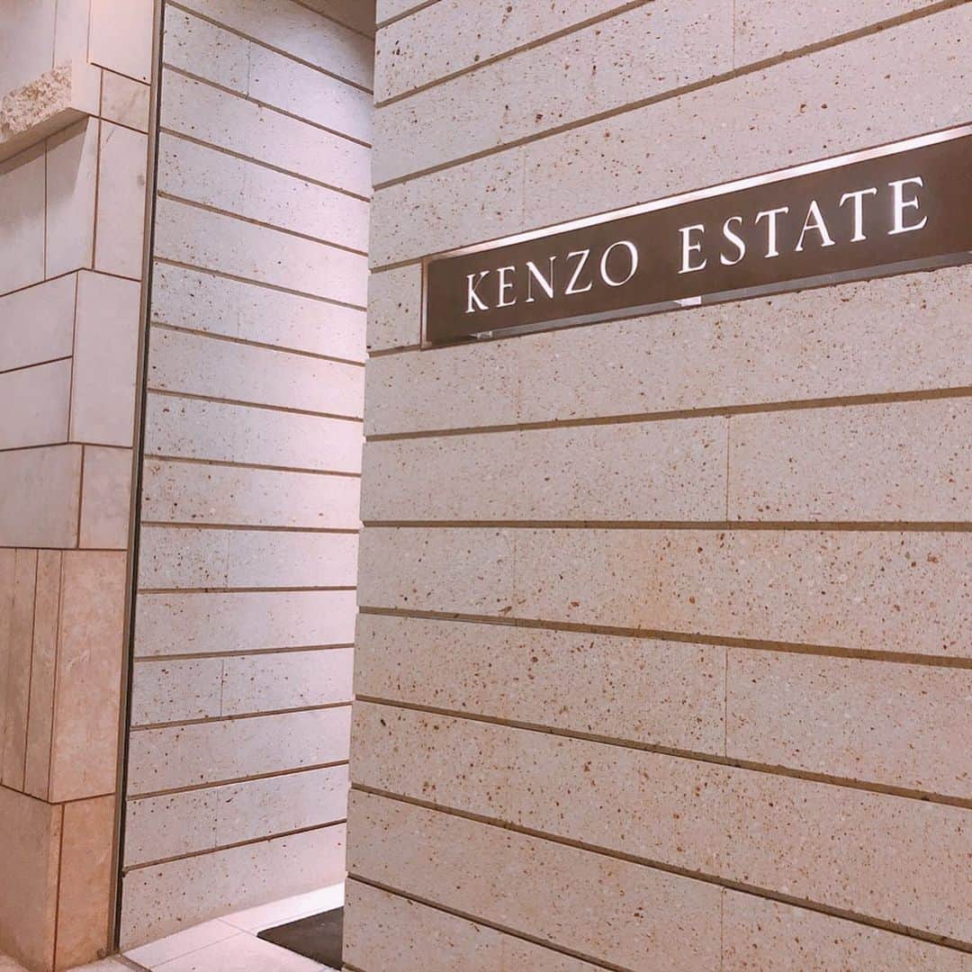 落合由佳さんのインスタグラム写真 - (落合由佳Instagram)「. KENZO ESTATE . ずっと行ってみたかったお店。 ワインのクオリティもさることながら、お料理がどれも本当に本当に本当に美味しかったです😌💕 最初は6品も食べられない、メインに行く前に既にお腹いっぱいと思ったけど…デザートを食べ終わった後、不思議と辛い感じの満腹感なく、むしろさっぱりする感じ🥰 . 贅沢ごはんでしたが ぜひまた機会を作って訪れたいと思えたdinnerでした😆🎄💕 . . #kenzoestate #kenzoestatewinery  #roppongi #wine  #christmasdinner」12月26日 22時10分 - yuka.ocha