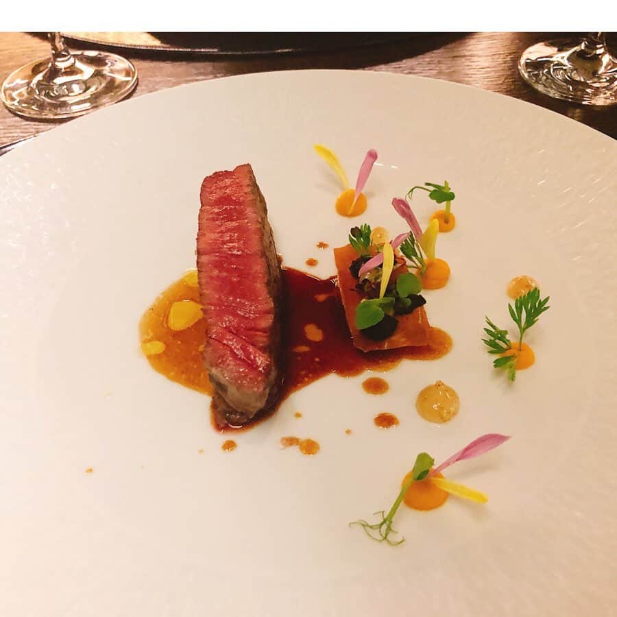 落合由佳さんのインスタグラム写真 - (落合由佳Instagram)「. KENZO ESTATE . ずっと行ってみたかったお店。 ワインのクオリティもさることながら、お料理がどれも本当に本当に本当に美味しかったです😌💕 最初は6品も食べられない、メインに行く前に既にお腹いっぱいと思ったけど…デザートを食べ終わった後、不思議と辛い感じの満腹感なく、むしろさっぱりする感じ🥰 . 贅沢ごはんでしたが ぜひまた機会を作って訪れたいと思えたdinnerでした😆🎄💕 . . #kenzoestate #kenzoestatewinery  #roppongi #wine  #christmasdinner」12月26日 22時10分 - yuka.ocha