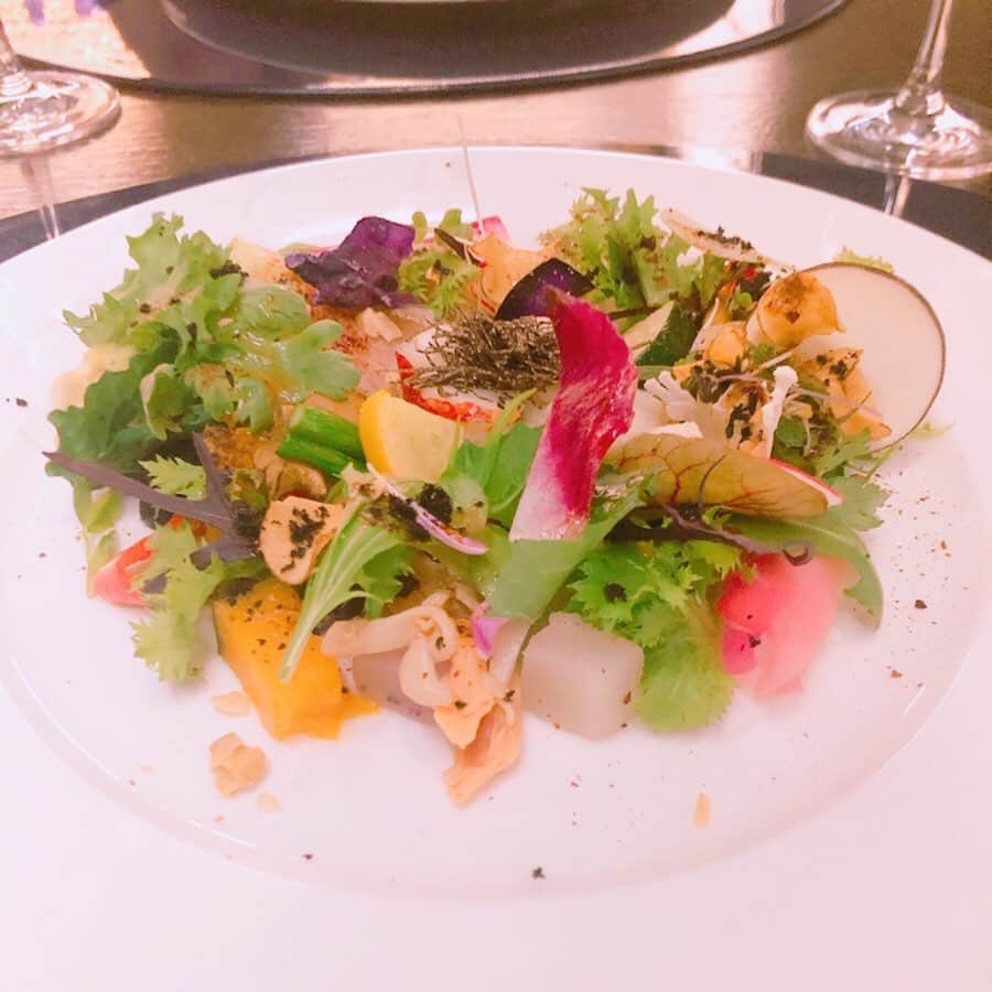 落合由佳さんのインスタグラム写真 - (落合由佳Instagram)「. KENZO ESTATE . ずっと行ってみたかったお店。 ワインのクオリティもさることながら、お料理がどれも本当に本当に本当に美味しかったです😌💕 最初は6品も食べられない、メインに行く前に既にお腹いっぱいと思ったけど…デザートを食べ終わった後、不思議と辛い感じの満腹感なく、むしろさっぱりする感じ🥰 . 贅沢ごはんでしたが ぜひまた機会を作って訪れたいと思えたdinnerでした😆🎄💕 . . #kenzoestate #kenzoestatewinery  #roppongi #wine  #christmasdinner」12月26日 22時10分 - yuka.ocha
