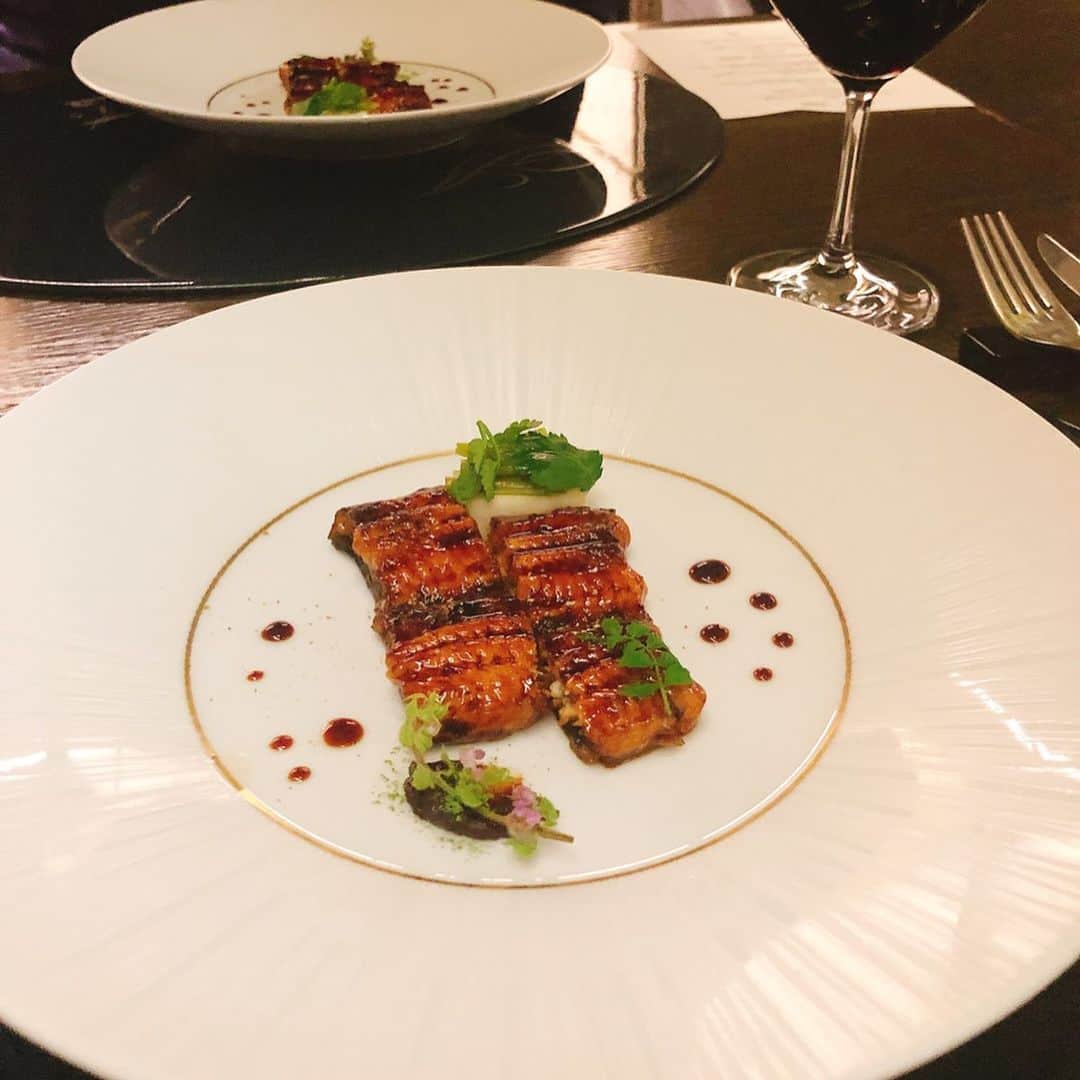 落合由佳さんのインスタグラム写真 - (落合由佳Instagram)「. KENZO ESTATE . ずっと行ってみたかったお店。 ワインのクオリティもさることながら、お料理がどれも本当に本当に本当に美味しかったです😌💕 最初は6品も食べられない、メインに行く前に既にお腹いっぱいと思ったけど…デザートを食べ終わった後、不思議と辛い感じの満腹感なく、むしろさっぱりする感じ🥰 . 贅沢ごはんでしたが ぜひまた機会を作って訪れたいと思えたdinnerでした😆🎄💕 . . #kenzoestate #kenzoestatewinery  #roppongi #wine  #christmasdinner」12月26日 22時10分 - yuka.ocha