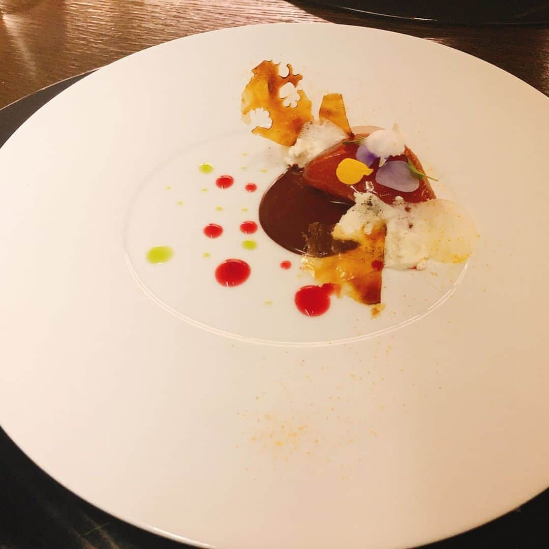 落合由佳さんのインスタグラム写真 - (落合由佳Instagram)「. KENZO ESTATE . ずっと行ってみたかったお店。 ワインのクオリティもさることながら、お料理がどれも本当に本当に本当に美味しかったです😌💕 最初は6品も食べられない、メインに行く前に既にお腹いっぱいと思ったけど…デザートを食べ終わった後、不思議と辛い感じの満腹感なく、むしろさっぱりする感じ🥰 . 贅沢ごはんでしたが ぜひまた機会を作って訪れたいと思えたdinnerでした😆🎄💕 . . #kenzoestate #kenzoestatewinery  #roppongi #wine  #christmasdinner」12月26日 22時10分 - yuka.ocha