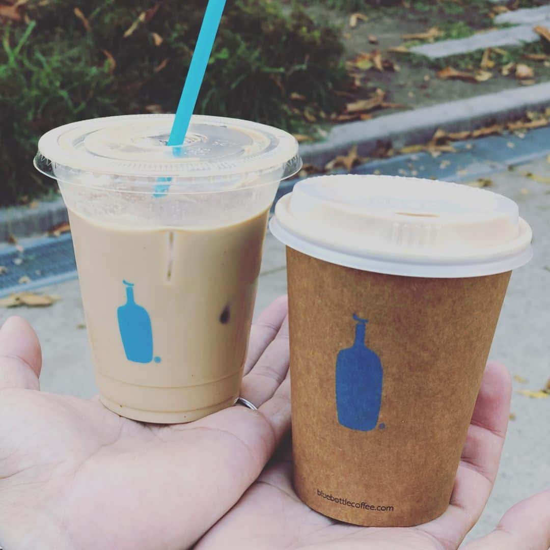 益田麻衣のインスタグラム：「ずっと行きたかったブルーボトルコーヒーが、烏丸御池にもできました。  カフェラテをオーダー。 深みのある美味しいコーヒーでした。 あと、なんと言ってもお店の雰囲気もデザインもほんまオシャレ〜  #ブルーボトルコーヒー #ブルーボトルコーヒー京都 #ブルーボトルコーヒー京都六角 #コーヒー #ティータイム #ほっとひといき #コーヒーブレイク #京都 #カフェ #カフェラテ #烏丸御池」