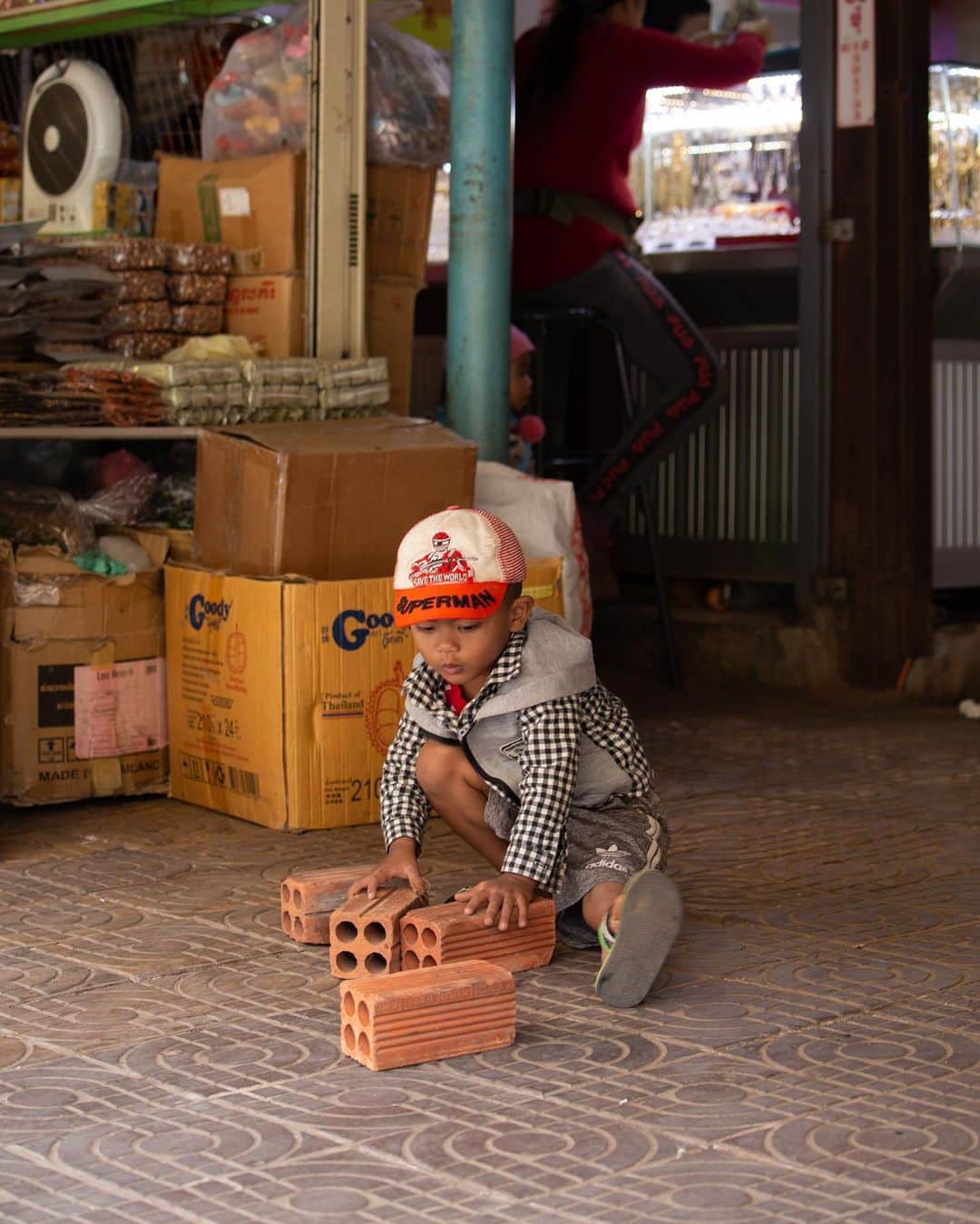 Shunsuke Miyatakeのインスタグラム：「Parents work and kids play with bricks / SiemReap, Cambodia」