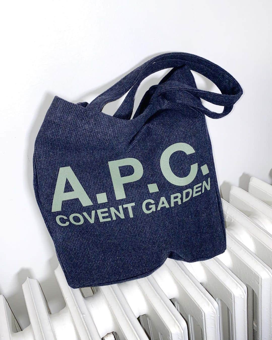 アーペーセーさんのインスタグラム写真 - (アーペーセーInstagram)「A.P.C. Covent Garden store in London is now open!  To celebrate its opening, come by the new A.P.C. Covent Garden store and get a free, one-of-a-kind A.P.C. Covent Garden tote bag with any purchase (no minimum requirement, while supplies last). This bag is made from fabric recycled from our past collections.  Address : 17 FLORAL STREET LONDON WC2  #APC #CoventGarden #London #UK #StepByStep #APCtotebag」12月26日 22時18分 - apc_paris