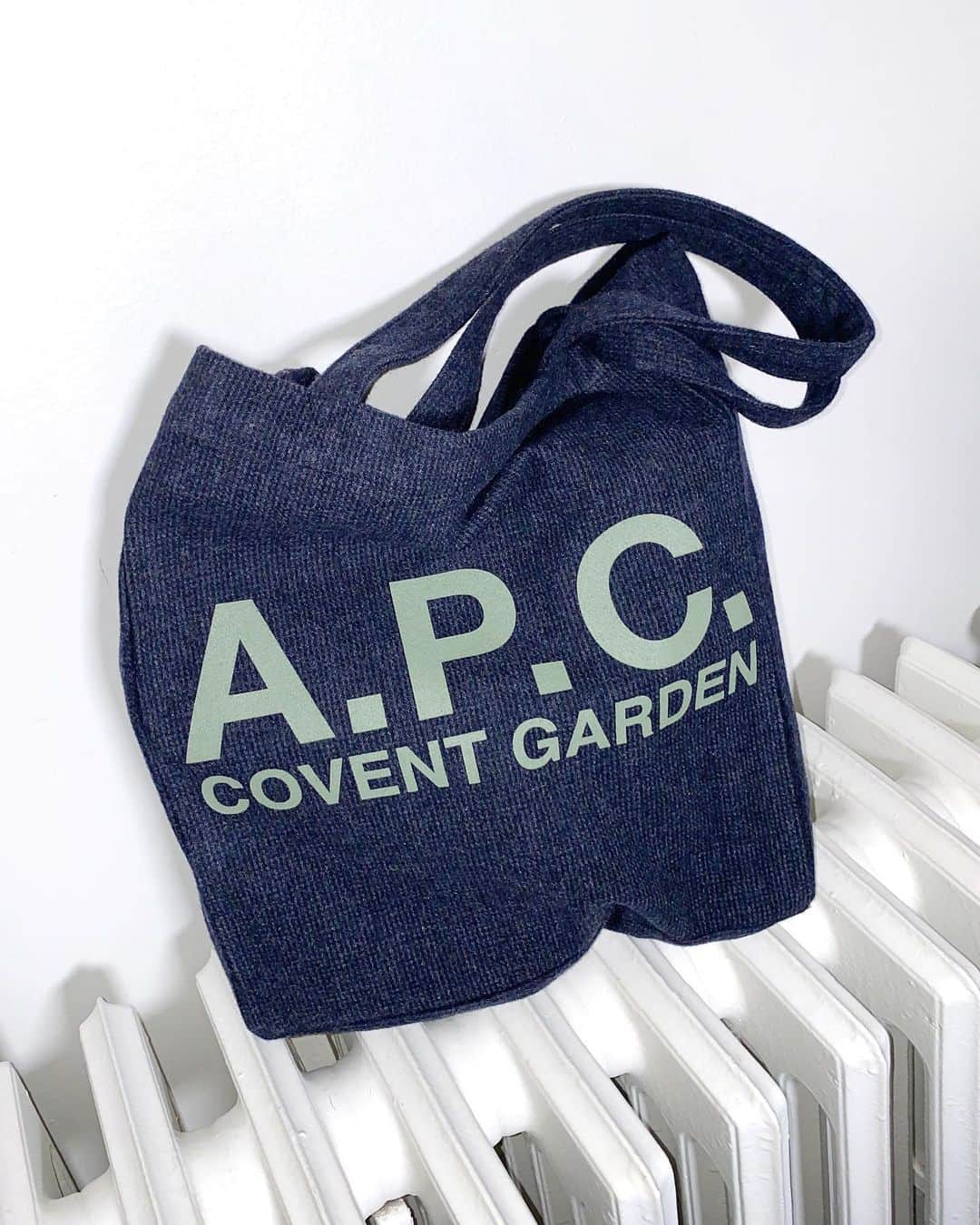 のインスタグラム：「A.P.C. Covent Garden store in London is now open!  To celebrate its opening, come by the new A.P.C. Covent Garden store and get a free, one-of-a-kind A.P.C. Covent Garden tote bag with any purchase (no minimum requirement, while supplies last). This bag is made from fabric recycled from our past collections.  Address : 17 FLORAL STREET LONDON WC2  #APC #CoventGarden #London #UK #StepByStep #APCtotebag」