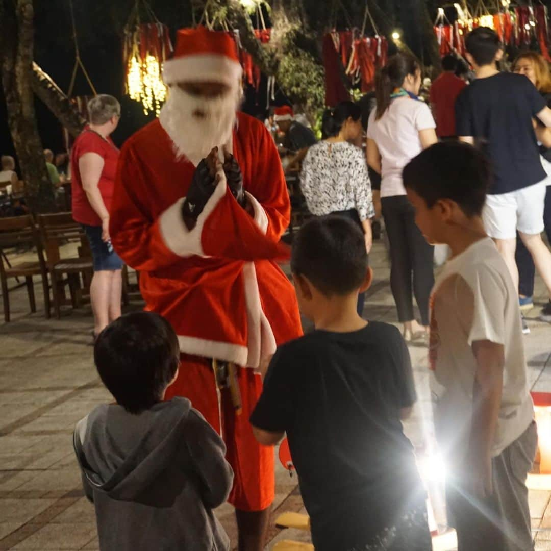 潮田玲子さんのインスタグラム写真 - (潮田玲子Instagram)「我が家のクリスマス、今年はプーケットで迎えました🎄 細めのサンタさん目撃😂🤣🎅 思わずチビたち口開けて見てました笑 コップンカー🙏🎄😍💓 #今年のクリスマスは #プーケットで #サンタさん素早かった🤣笑 #プレゼントももらって #チビ達大喜び😍☝️ #そして帰国しました」12月26日 22時29分 - reikoshiota_official