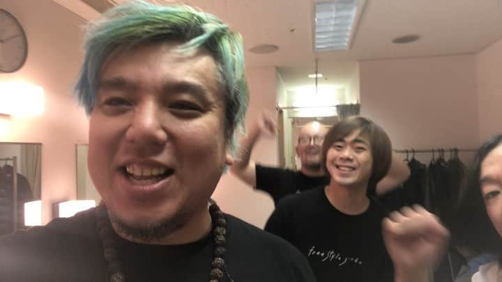 のインスタグラム：「高橋優 LIVE TOUR 2019-2020「free style stroke」  3本目‼️ 愛知県・ 名古屋国際会議場センチュリーホール 1日目  ありがとうございました‼️ みんなで、優くんの 誕生日を祝えたのと、ホンマ 楽しそうな顔がいっぱい見えました。  明日もここ名古屋 ええ時間していくぞ🤘  #高橋優 #池窪浩一  #平畑徹也  #小島剛広 #須磨和声  #duttch #freestylestroke」