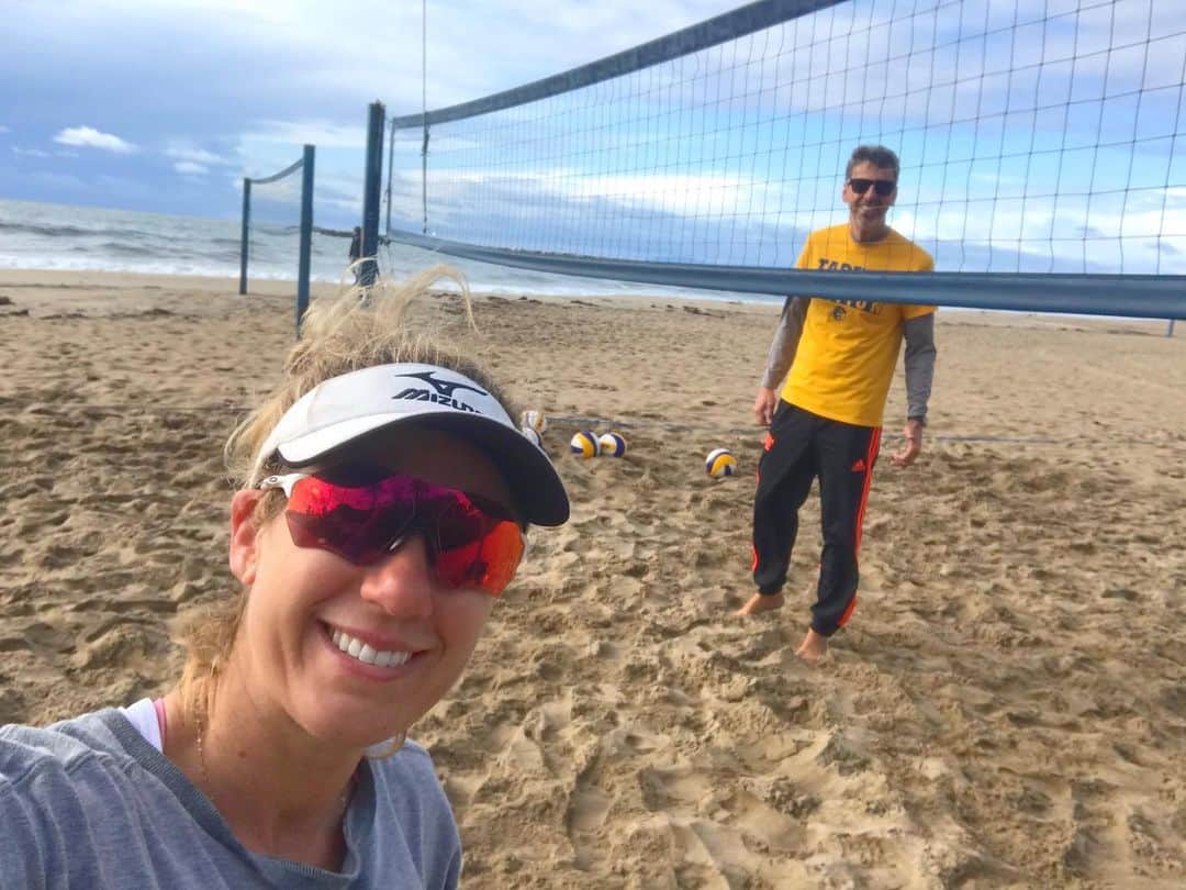 エイプリル・ロスのインスタグラム：「Nothing like a little 🇧🇷 style 🏐 conditioning 🥵❤️☝🏼📈 in some California 45 degree ❄️💨 weather to make you feel alive! Only took my 👣 45 min under my car’s heater to thaw! 🥶 ⠀⠀ Thank you @fiapogtenius for starting your family vacation with a stop in cdm for some training! 🙌🏼🤗 #ilovemyjob #ilovemyteam」