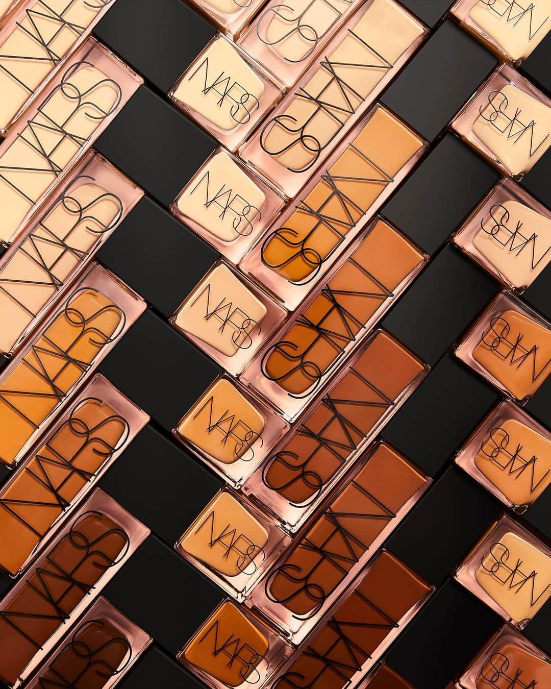 NARSさんのインスタグラム写真 - (NARSInstagram)「More to glow around. Bestselling Natural Radiant Longwear Foundation. Now in a new mini size. Available now @ultabeauty」12月27日 4時06分 - narsissist