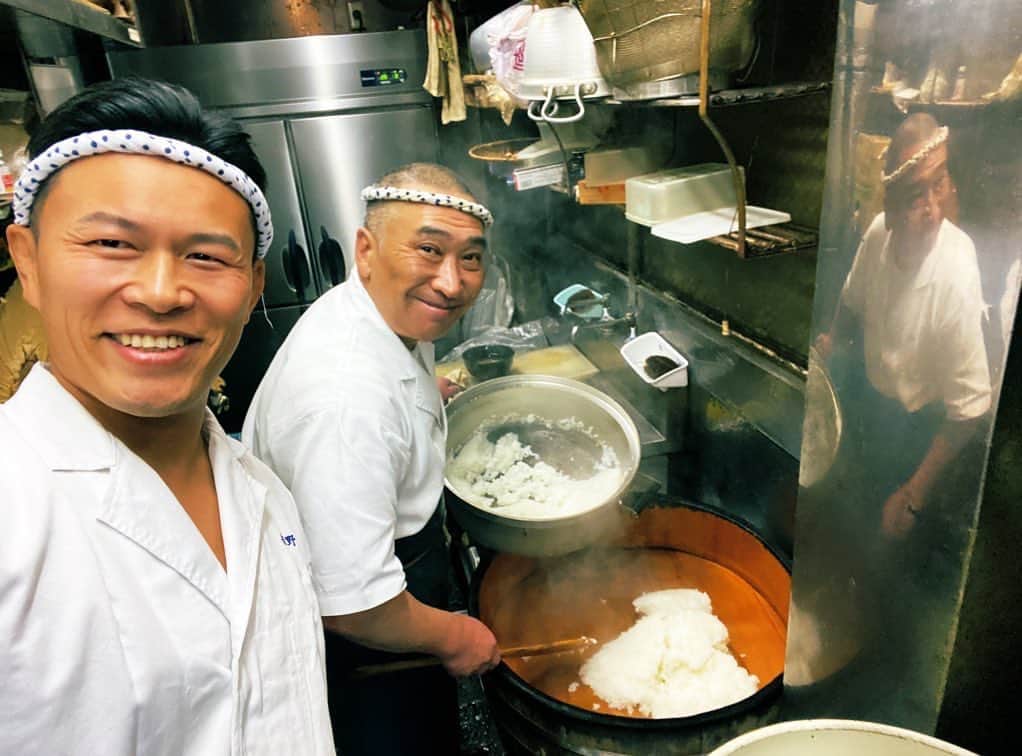 須藤元気さんのインスタグラム写真 - (須藤元気Instagram)「2年前くらいから寿司修行をさせてもらっている「神保町 吉野寿司」の板場に久しぶりに立ちました。なぜ僕が寿司職人になろうかと思ったかというと、政治家になったら外国要人に日本の食文化を直接知ってもらったからです。大将いつもありがとうございます！ #寿司職人」12月26日 22時38分 - sudogenki