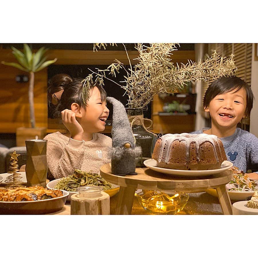 のインスタグラム：「ーChristmas partyー . 1日遅れでのクリパ！ クリパ？ クリパっていうの？笑笑 . . . #息子の前歯は2本とも…… #年賀状今年もこれから #このユニクロのパジャマ… #かれこれ５年以上着てる気が…… #なのに毎年ぴったりで不思議 #iPhone11proデジカメいらず . . . #クリスマス #クリスマスパーティー #クリスマスパーティー料理  #クリスマスディナー #ジェノベーゼ #ジェノベーゼパスタ #ドリア #テーブルコーディネート #イケア #コストコ #ニトリ #アクタス #ディナー #IKEA #スキレット  #ダイニングテーブル  #ダイニング #クリスマスケーキ #ケーキ #スキレット料理 #子供 #ユニクロ #ディズニー」