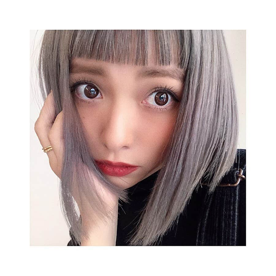 小泉梓さんのインスタグラム写真 - (小泉梓Instagram)「髪もキレイにして新年迎えたいね。  色落ちしたらキレイになるように少し濃いめにアッシュ入れてもらったよ。  全体の長さはあまりかえずに、伸びていた前髪をいつものようにおんざに。  短いのに慣れると、眉にかかるくらいで長いと思っちゃうのね。笑  そして最後につけてくれたKERASTASEの洗い流さないトリートメントがめっちゃいい香りでさらっさらになったー。  ハイトーンだとキシキシするのとか傷みが気になるから、こーゆーアイテムはつい欲しくなってしまう。  わたしと同じ髪色や髪型のオーダーもたくさんあるみたいで、ほんと嬉しい。 のぶくん、今年はたくさん可愛い髪にしてくれてありがとう。  来年はどんなヘアにしようかね、楽しみ。  #美容室納め #ヘアカラー  #ヘアカット #ヘアスタイル #ボブ #アッシュ #美容室 #ALBUM #ハイトーン #グレージュ  #グレーアッシュ #直毛 #ストレート #color #salon #haircolor #hairstyle #haircut #hair #KERASTASE」12月26日 22時49分 - azusan111