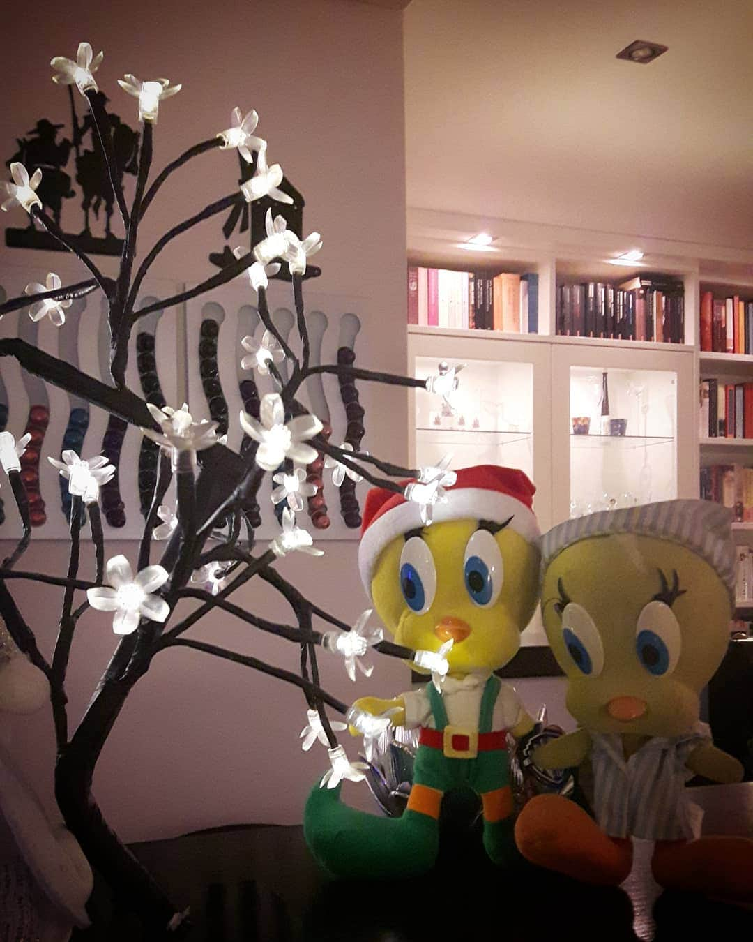 Little Yellow Birdさんのインスタグラム写真 - (Little Yellow BirdInstagram)「Celebrating this 2nd Christmas day with my cousin, Tweety Klepon! Merry Christmas! #littleyellowbird #tweety #tweetykweelapis #adventures #yellow #bird #christmas #xmas #kerst #tweedekerstdag #family #friends #christmaslights #cousin #tweetyklepon #celebration #dinner #stuffedanimalsofinstagram #plushiesofinstagram」12月26日 22時50分 - tweetykweelapis