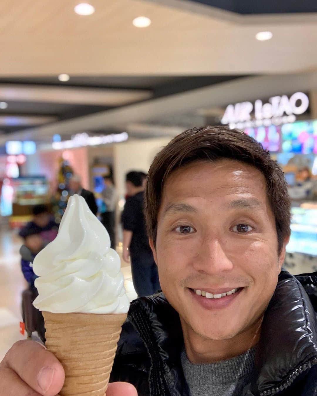 福西崇史さんのインスタグラム写真 - (福西崇史Instagram)「. うまいって。。。🍦🍦🍦 🤤🤤🤤 . #あーんに使っていいよ #笑 #ソフトクリーム #前の札幌 #新千歳空港 #今回はルタオ #いつもソフトクリーム食べるよ #福西崇史 #ポートレートおじさん #instafood #instagood」12月26日 22時59分 - takashi_fukunishi