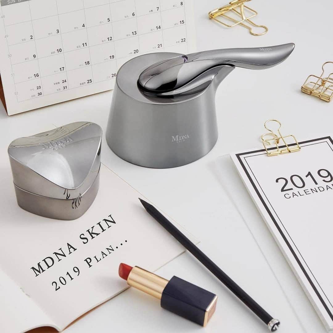 のインスタグラム：「2019年もあとわずか。あなたにとってどんな1年でしたか？ #リジュビネーターセット で、いろんなことのあった1年間のご褒美に。美容液のようなクレイマスクと独自の美容機器を使った特別な儀式で、みずみずしいハリと透明感を呼び覚まします。 ・ #repost @mdnaskin_hk ・ #MDNASKIN #Madonna #skincare #MTPARCA #エムディーエヌエースキン #スキンケア #マドンナ #美肌ケア #ライフスタイル #美容習慣 #美容部 #パルカ #年末 #クロームクレイマスク #スキンリジュビネーター」