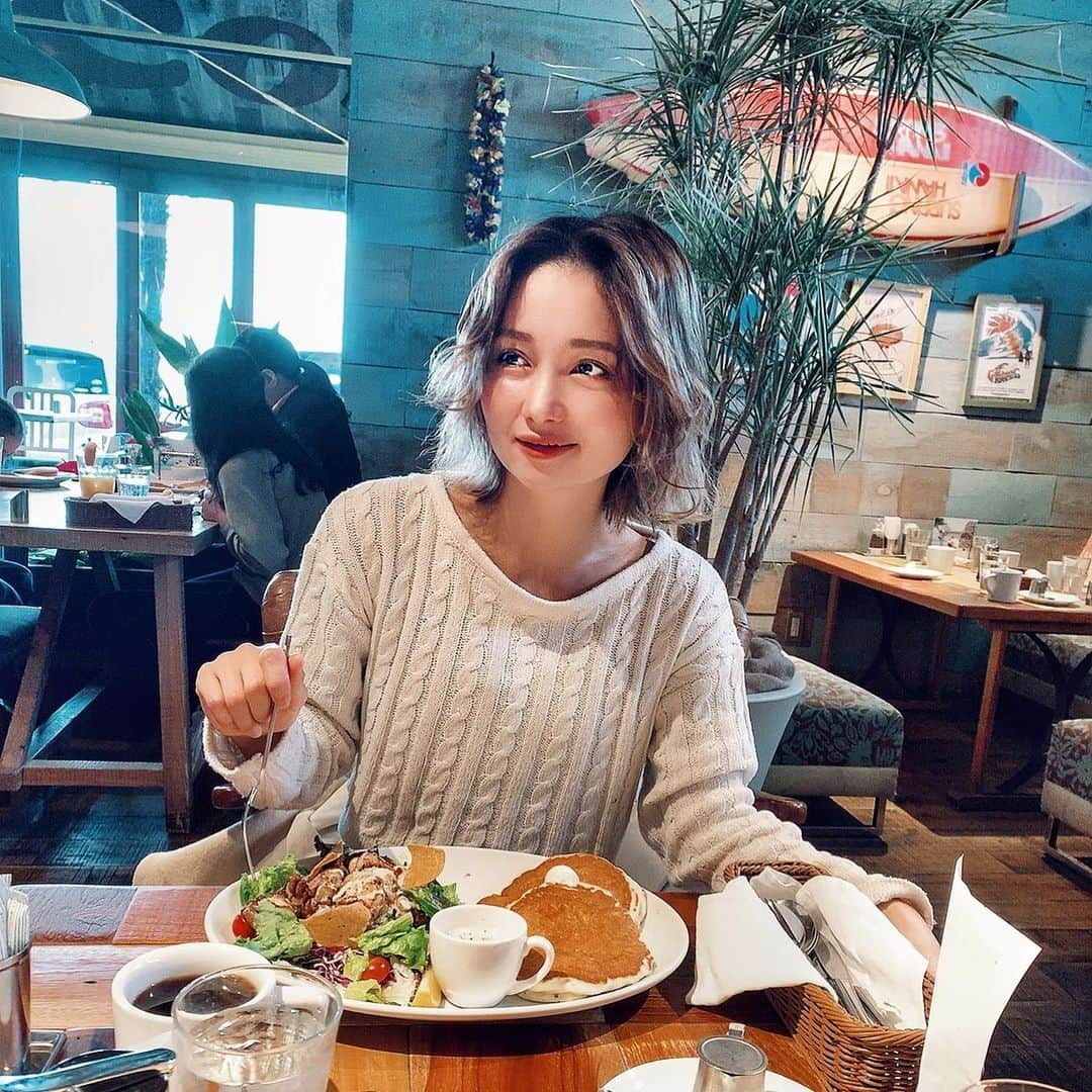 チアコマさんのインスタグラム写真 - (チアコマInstagram)「﻿ とある日の朝ごはん🥞🥣﻿ 朝9時から #コナズコーヒー に﻿ 朝ごはん食べに行った🥞♡﻿ ﻿ 普段家で朝ごはん食べるときは﻿ 卵とほうれん草ジュース飲んでるけど﻿ 外食するときは﻿ 朝からガッツリ食べちゃう派🤤﻿ ﻿ 食べるの幸せ🤦🏼‍♂️❤️﻿ ﻿ #コナズコーヒー #朝ごはん #カフェ #ハワイアンカフェ #cofee #breakfast」12月26日 23時00分 - chia_koma