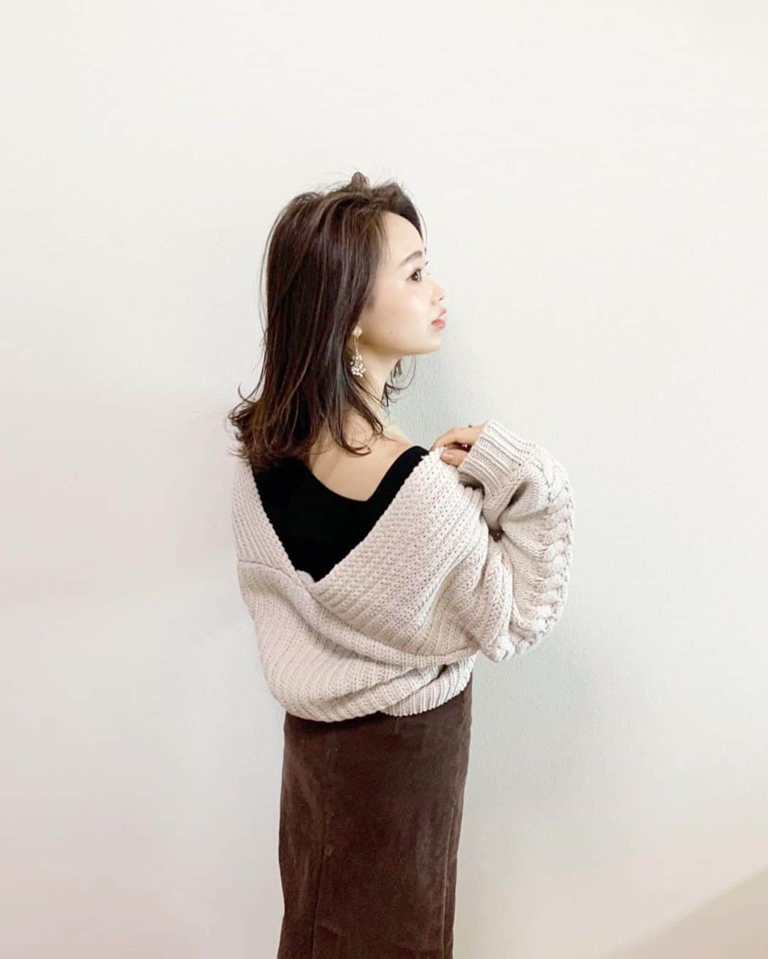 のインスタグラム：「𓅮𓅮 . . . . . . . . ゆるっとニットカーデ. . . . シンプルなのに袖のデザイン が可愛いくてお気に入り🧶 . . . . . いつも少し長めになりがちな丈感も 絶妙なピッタリ感📏 . . . さすがおちびの味方 ▶︎▷▶︎ @cohina.official . . . . . . . _________________________________ . . #cohina #cohinaコーデ  #ゆるニット　#白ニット #うじちゃんコーデ𓆫 #151cm . #冬コーデ #Sサイズコーデ #おちびコーデ #ちびコーデ #150cmコーデ  #小柄コーデ  #ヘアスタイル　#ミディアムヘア #ミディアムヘアアレンジ  #おちびの輪 #sサイズ女子」