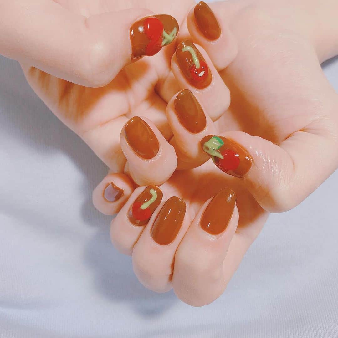 なかやまちえこのインスタグラム：「チョコレートカラーとチェリーオーダーでした🍒 PREGEL Cacao(258) アクリル3D #nail #nails #nailart #ネイル #美甲 #ネイルアート  #clou #nagel #ongle #ongles #unghia #japanesenailart #manucure #네일 #젤네일 #네일아트 #네일리스트 #japanesenails #manicurist #gelnails #أظافر #chocolatenails #ブラウンネイル #brownnails #古関れん ちゃん」