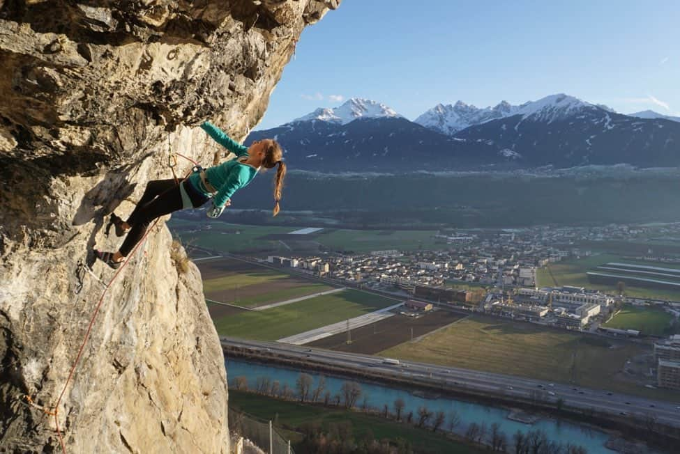 ユリア・フィシェルさんのインスタグラム写真 - (ユリア・フィシェルInstagram)「🔜🧗🏻‍♀️🔥🇸🇮 . . . Pic: @matthias.bader . @therapierbar_vorarlberg @allineedtea #rockclimbing #holidays #outside #ready #letsgetitttt」12月26日 23時08分 - julia_fiser