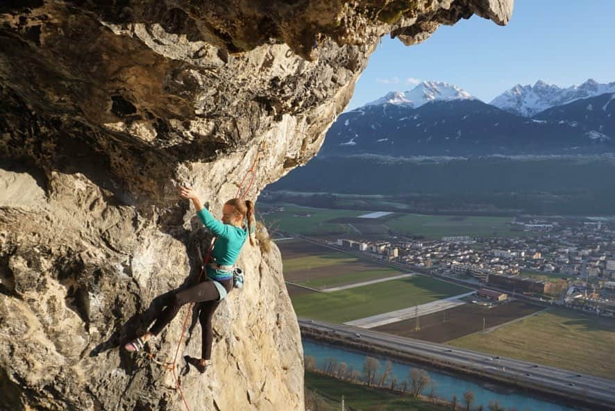 ユリア・フィシェルのインスタグラム：「🔜🧗🏻‍♀️🔥🇸🇮 . . . Pic: @matthias.bader . @therapierbar_vorarlberg @allineedtea #rockclimbing #holidays #outside #ready #letsgetitttt」