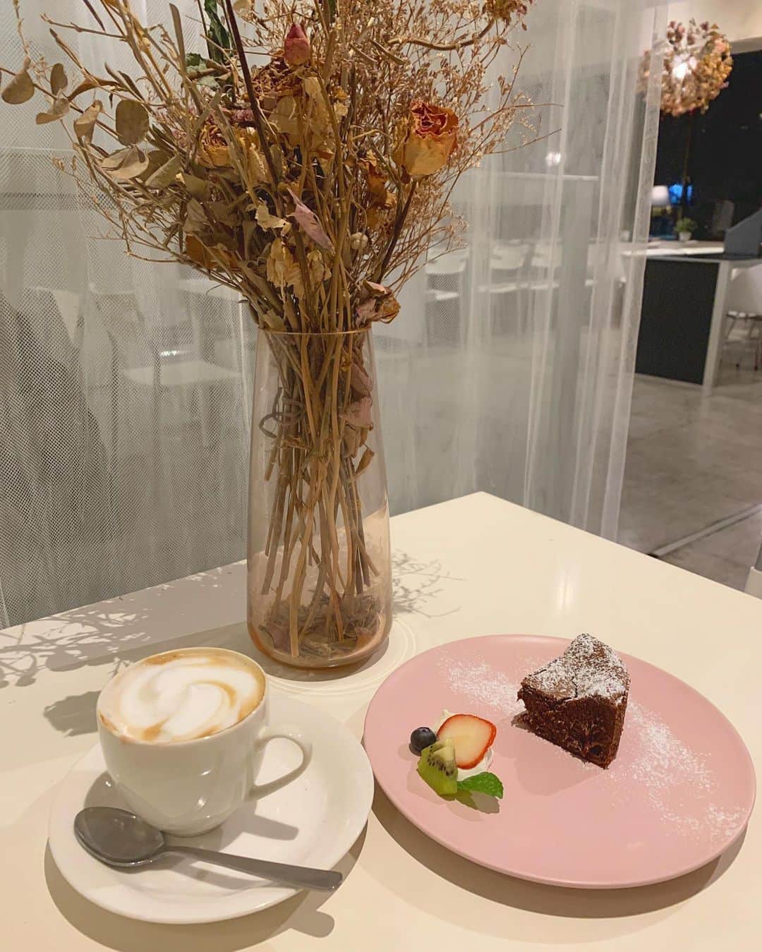 浜崎香帆さんのインスタグラム写真 - (浜崎香帆Instagram)「今日は昼公演のみだったから、ちょっとだけ大阪のカフェ探索💕 ずっと行きたかったカフェには行けだけど、お目当てのケーキが売り切れだった😭😭😭 でも、ガトーショコラも美味しかったよ💕 #大阪 #大阪カフェ #cafemode  #ガトーショコラ #カプチーノ #カフェ巡り」12月26日 23時09分 - kaho_hamasaki_tpd