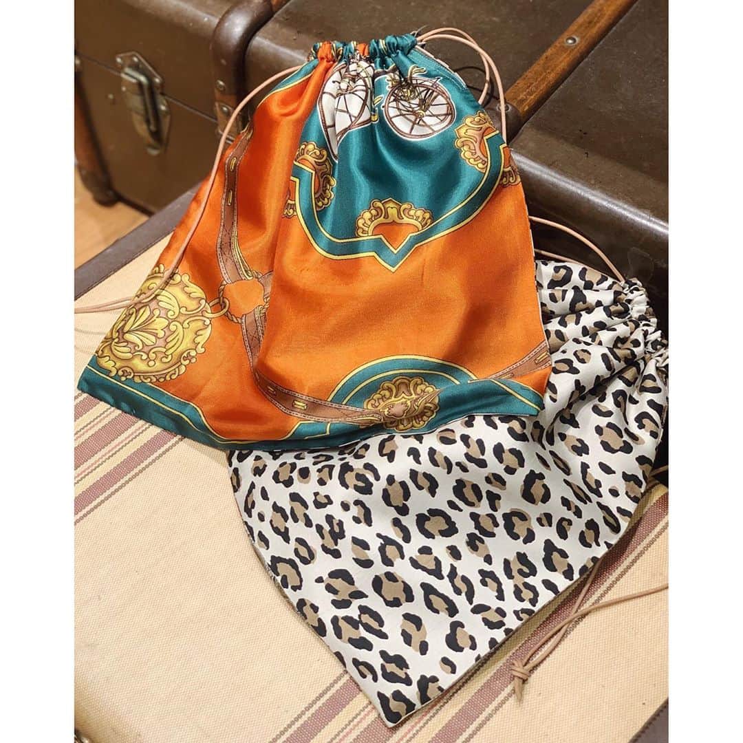IÉNA LA BOUCLEさんのインスタグラム写真 - (IÉNA LA BOUCLEInstagram)「NEW ARRIVAL﻿ ﻿ ﻿ ﻿ ﻿ ------------------------﻿ ﻿ ﻿ ﻿ 【VIOLETTE ROOM scarf leopard bag】﻿ ﻿ リメイクの巾着バックは﻿ スカーフ柄とレオパード柄の﻿ 2面で持ち方によって雰囲気を﻿ 変えていただけます☺︎﻿ ﻿ 程よい大きさで﻿ 冬から春の着こなしまで﻿ 合わせていただけます。﻿ ﻿ ﻿ ﻿ ------------------------﻿ ﻿ bag 【VIOLETTE ROOM】﻿ ¥17,000+tax﻿ 20092910012310﻿ ﻿ ﻿ ﻿ ﻿ ﻿ ﻿ ﻿ #iena_la_boucle﻿ #laboucle #iena﻿ #boucle_19aw」12月26日 23時10分 - iena.la.boucle.store