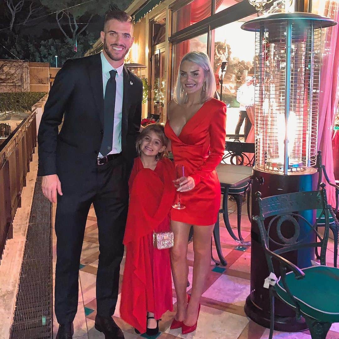 ダビデ・サントンのインスタグラム：「Auguri a tutti di buon Natale ♥️👨‍👩‍👧」