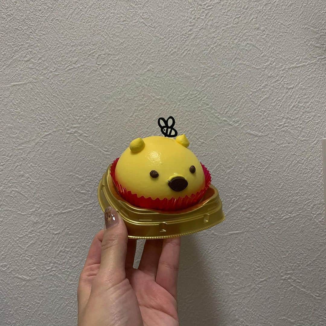 前田亜美のインスタグラム：「. . クリスマスイブに食べたプーさんケーキ。. . . みんなの味方、セブンイレブンですよ‪✌︎. . ハニー味でおいしかった . #クリスマスケーキ　#クリスマス #プーさんケーキ」