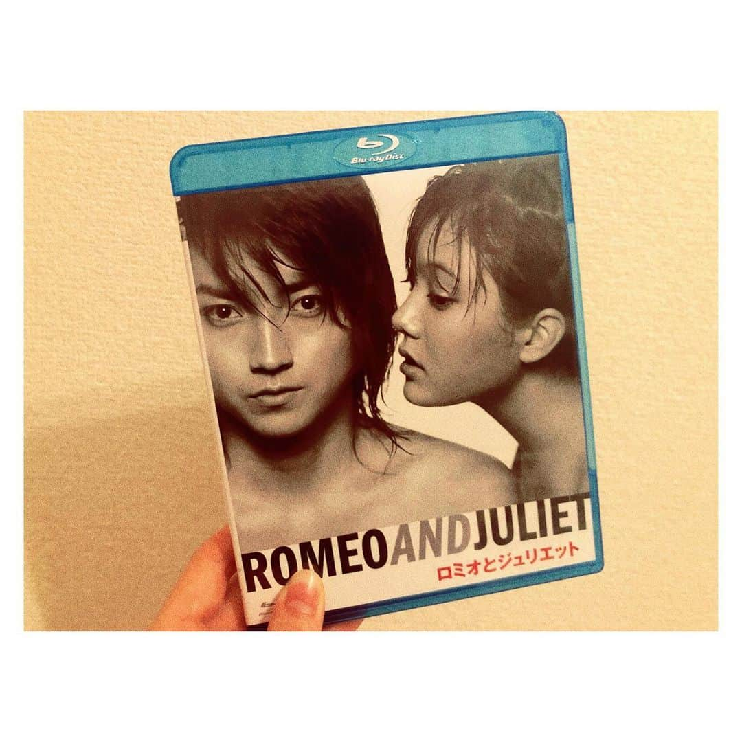 山谷花純さんのインスタグラム写真 - (山谷花純Instagram)「舞台『ロミオとジュリエット』dvd見た。  本を開く前の準備運動のつもりだったのだけど、あまりに素晴らしくて心を持っていかれました。見れて良かった。でも欲を言うと劇場で観たかった。  #蜷川幸雄  さん#ロミオとジュリエット #シェイクスピア #舞台」12月26日 23時16分 - kasuminwoooow