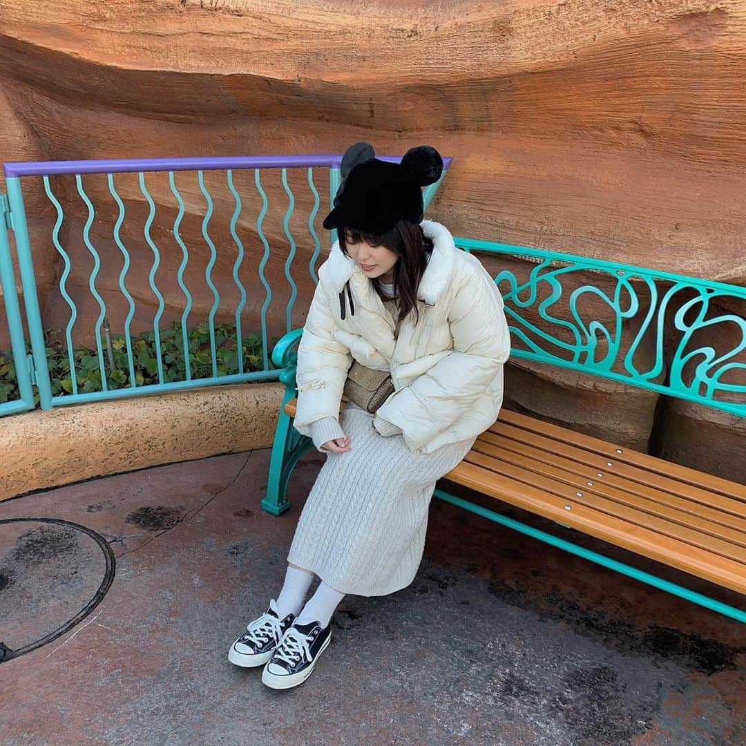 前田亜美のインスタグラム：「. . しふく。. .  ニットスカート。冬はこういうの着たくなるよね。. . . 白とかベージュとかばっかりだから 最近のあだ名はベイマックス。笑. . . #私服 #ami私服 #ディズニーコーデ #ディズニーシー #DisneySea #ベイマックス #ホワイトコーデ #ベージュコーデ  #ホワイトコーデディズニー」