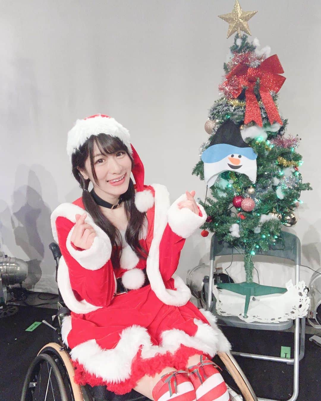 猪狩ともかさんのインスタグラム写真 - (猪狩ともかInstagram)「🤶🎄 . . もうクリスマス終わっちゃったけど、 昨日の写真(っ'-')╮ =͟͟͞͞🎁ぽいっ . . . #仮面女子 #猪狩ともか #メリークリスマス🎄  #サンタコス #何歳まで許されますか」12月26日 23時19分 - igari_tomoka
