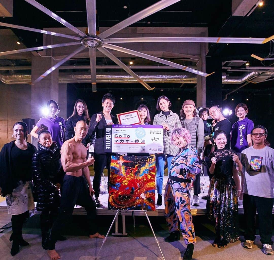 のインスタグラム：「先日、ART BATTLE JAPAN2019日本一決定戦にて #武井壮 さんとMCを務めさせて頂きました！ 表彰式のプレゼンターは #大屋夏南 さん . 見事優勝したのはすずきらなさん。 でもどのアーティストも本当に素晴らしすぎました。 全員日本代表でいいやろ！って心の底から思ったけど、そういうわけにはもちろんいかず… . 普段なかなか絵を描く工程は見ることができません。そんな工程の中にストーリーがあって、ライブペインティングだからこその楽しみ方がありました。 そして普段なかなか使わない脳みその一部分を刺激された感じになるんです。 このイベント、もっともっとたくさんの方に知って頂きたい…！ . 素晴らしいイベントに関わらせていただき、ありがとうございました。 . #ARTBATTLETOKYO @artbattletokyo  #ARTBATTLE #art#livepainting#paint#artist#Tokyo #MC#山田真以」