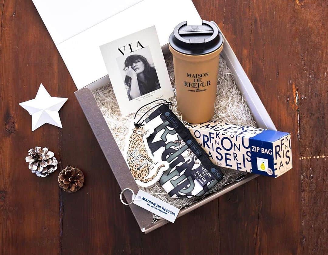 MAISON DE REEFURのインスタグラム：「. 【HOLIDAY GIFT】 . ホリデーシーズンに贈りたいギフトたち。 . ホリデーシーズンに、感謝をこめて。 大切な人へ、頑張った自分へ。気持ちを形にして贈りませんか？ . ■ Post Card/@maisondereefur ■ Tumbler/@maisondereefur ■ Pouch/@maisondereefur ■ Zip Bag/@maisondereefur ■ Key Holder/@maisondereefur . 【展開店舗】 ルミネエスト新宿店・博多店・OFFICIAL WEB SHOP・OFFICIAL GLOBAL SHOP・ZOZOTOWN店 . #maisondereefur #reefur #tumbler #pouch #portcard #zipbag #keyholder #lesportsac #sale #wintersale #winter #gift  #holiday #holidaygifts #logo #タンブラー #キーホルダー #ポストカード #ロゴ #ポーチ #ギフト #セール #リーファー #メゾンドリーファー #mercisale #merci #7年間ありがとう」