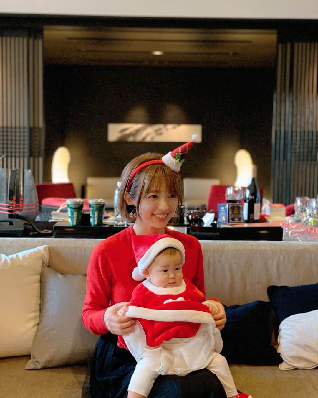 田中涼子のインスタグラム：「娘はじめてのクリスマスは お友達ファミリーと一緒で たっぷりXmas味わいました🎶 枕元に置くかサンタさん来てもらうか悩んで会いにきてもらいました♡ 登場時ビックリして腰抜かし気味で 対面🎅🎁✨ １つ歳上のお友達にはバレちゃうかな？と思ったけどぜーんぜん🎅💕 2人とも可愛いすぎ❤️ 毎日、サンタさんが見てるよ〜‼︎ で寝かしつけられてたのにこれからどうしよう。笑  #christmas2019 #子連れ旅行 #ベビーサンタ#xmaspresent」