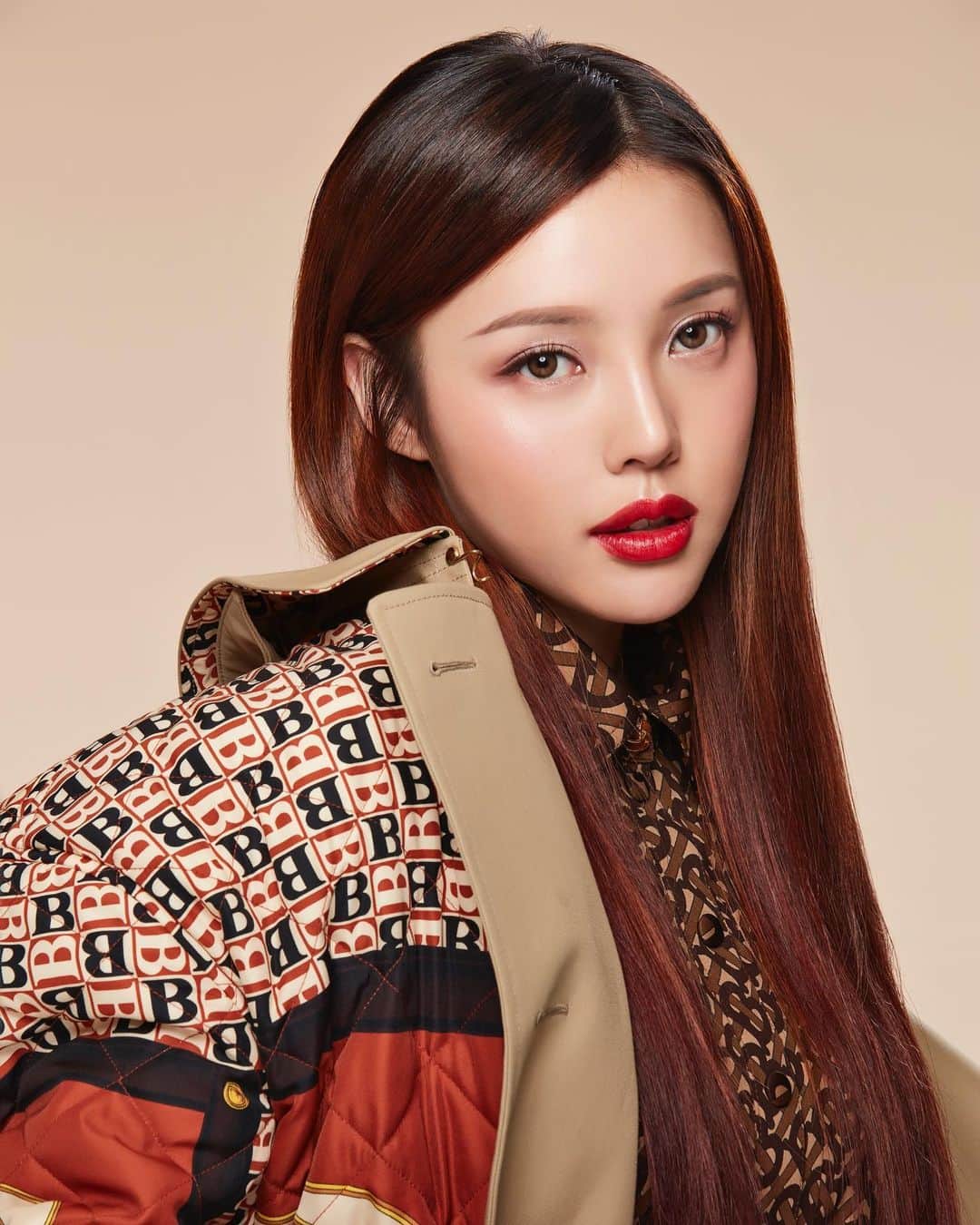 ポニーのインスタグラム：「#유료광고 #제품협찬  . . What's your look for the new year? My two Burberry festive looks tutorial will be uploaded this weekend! 🙂 Which do you prefer - Classic Look or Extravagant look? My @BurberryBeauty festive picks will be available at @lottedutyfree! #BurberryBeauties . 여러분의 New Year룩은 어떠신가요?  이번 홀리데이 시즌 룩은 버버티 뷰티랑 함께해봤어요🙂 주말에 업로드할 두 가지의 버버리 뷰티 'Classic Look' 그리고 'Extravagant Look'영상 기대해주세요!  제 @BurberryBeauty 홀리데이 시즌 'pick' 제품들을 @lottedutyfree 에서 만나보세요! .」