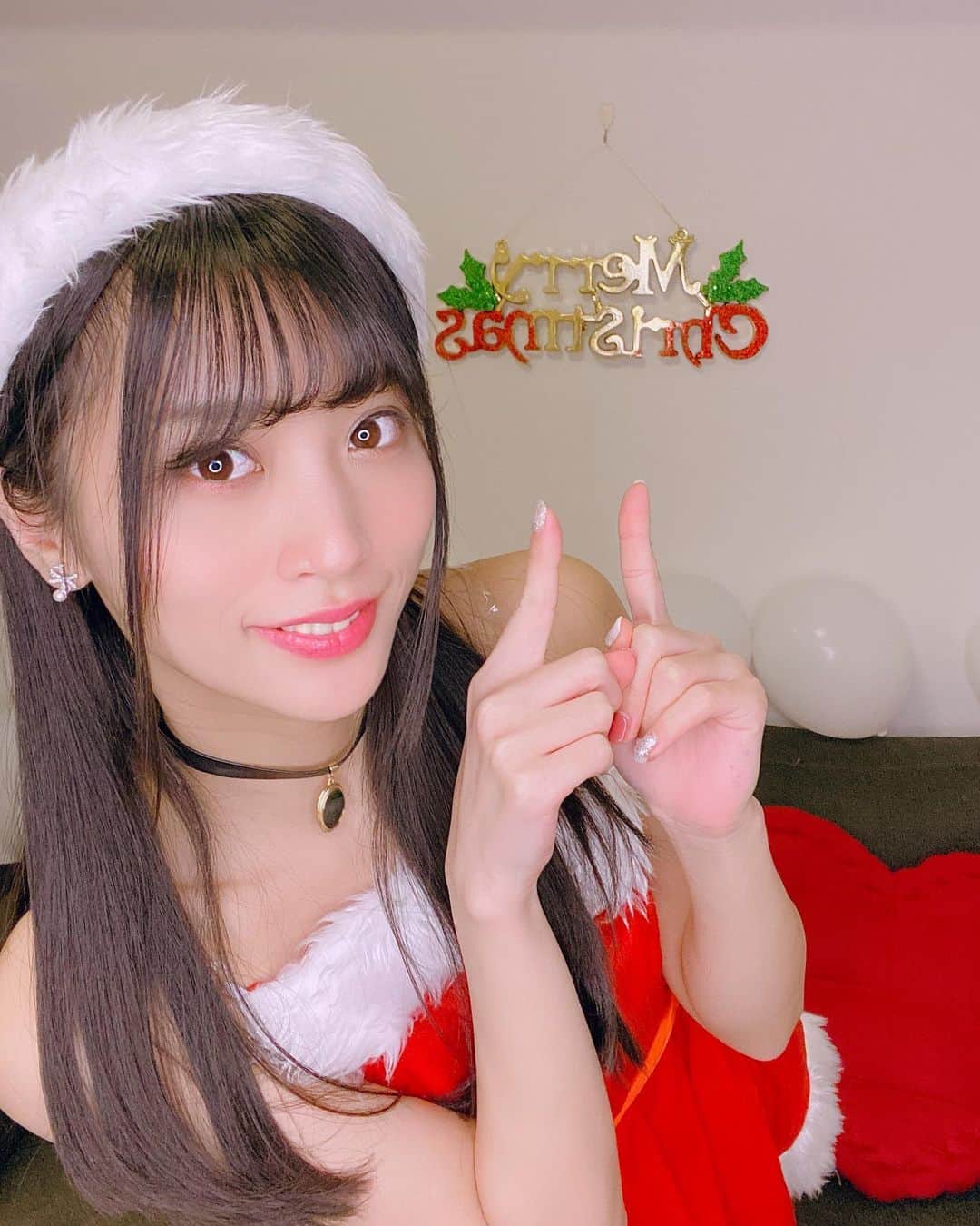 根岸愛のインスタグラム：「ねぎサンタ🎅 白風船とか飾り付けも 配信のためにやりました 今朝全部割りました🤣✨ #Xmas #christmas #santaclaus #merrychristmas #winter #クリスマス #メリクリ #サンタコス #サンタ #ねぎサンタ」
