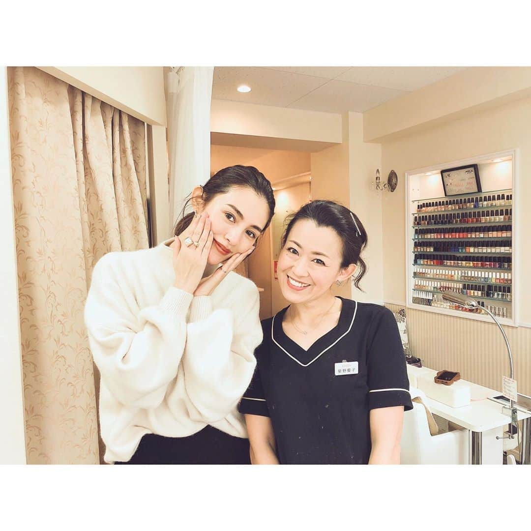 渡辺知夏子さんのインスタグラム写真 - (渡辺知夏子Instagram)「今年最後のネイル💅 綺麗にしていただきました✨ スモーキーなパープルグレーです。 金、銀の箔を入れました😄 ネイル綺麗にして元気になりました☺️ . 前回ネイルをリペアして、自爪を削っていません！でもすごく仕上がり綺麗です✨自爪や地肌傷めたくない方にオススメ💜 . 目黒のエトワールさんにて💕 @yukohoshino.etoile  @nailsalonetoile  ありがとうございます💜💜💜 . . #パラジェル　#ジェルネイル　#ネイルケア　#ネイルサロン　#シンプルネイル　#beautysalon #chikakonails」12月26日 23時26分 - chikako_724