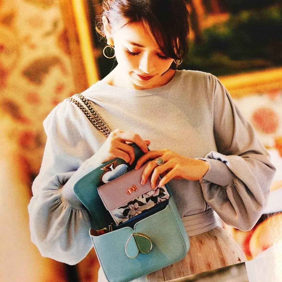 美人百花さんのインスタグラム写真 - (美人百花Instagram)「スペシャル企画🎀『TED BAKER×美女』　その16💄泉里香さん💕  どんどん進むキャッシュレス化💰 現金派だった私も、その便利さにようやく気付かされました💁‍♀️ キャッシュレス化は小さいバッグが好きなレディにとっても嬉しい傾向ですよね😍 やっぱり荷物は大きいより、小さい方が断然エレガントですし✨ みなさまもこのミニ財布でキャッシュレスへの第一歩を🚶‍♀️ 美人百花1月号の巻頭では泉里香ちゃんが「2020年、レディのプチバッグ宣言」という企画もやっていますので、ぜひチェックしてみてくださいね💁‍♀️❣️ #テッドベーカー #tedbaker #ミニ財布 #ミニウォレット #財布 #美人百花 #付録」12月26日 23時27分 - bijinhyakka