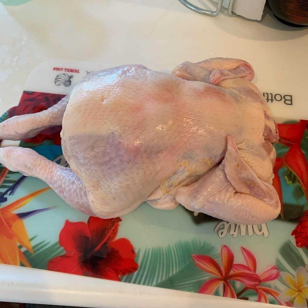 山田幸代さんのインスタグラム写真 - (山田幸代Instagram)「昨日のクリスマス🎄は、時間もあり〜の何も予定ない〜ので、料理をがっつりすることに決め、クリスマスを祝ってみました。 丸鶏の脚を結ぶときに、脚を綺麗に組む女子の足に見えて「足組んでんじゃねーよ」とツッコミを入れながら作る。  あー美味しかった。笑  #クリスマスディナー  #料理アスリート #食べたいものは自分で作る  #丸鶏  #ポットパイ」12月26日 23時28分 - lacrosseplayer_sachiyoyamada