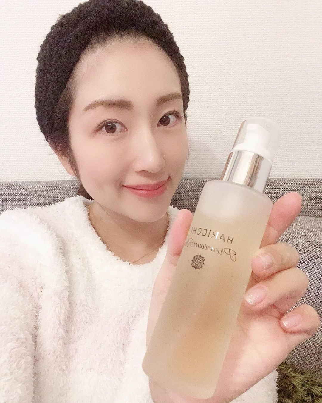 庄司ゆうこさんのインスタグラム写真 - (庄司ゆうこInstagram)「産後ずっと使っている美容液！✨ ハリッチのオーナー @kawabenao なおさんに出産祝いで頂いてからずっと使っていて、肌の調子がめちゃくちゃいい❣️ みんなにも出産前と肌が全然変わらないねって褒められます😊 化粧水、乳液を今まで使っていたけど、今はこの美容液のみ❗️ 楽ちんだし、肌も乾燥せずしっとりするからお気に入りです✨ そして今日は悠里ちゃんとりょうちゃんと忘年会✨ 2人ともスーパーポジティブで話しててパワーもらえる‼️ 会話していて無駄がなくてホント気持ちがいい！笑 最後の写真は、悠里ちゃんの娘さんにクリスマスプレゼントで渡したリュック、早速背負ってくれた😍 2人とも来年も宜しくねっ🤗💕 #ハリッチプレミアムリッチプラス#ハリッチ#鍼#美容液#お風呂上がり#スキンケア#忘年会#小肥羊#六本木#個室ディナー#スーパーポジティブ#メンバー#大好きメンバー」12月26日 23時36分 - yuko.shoji