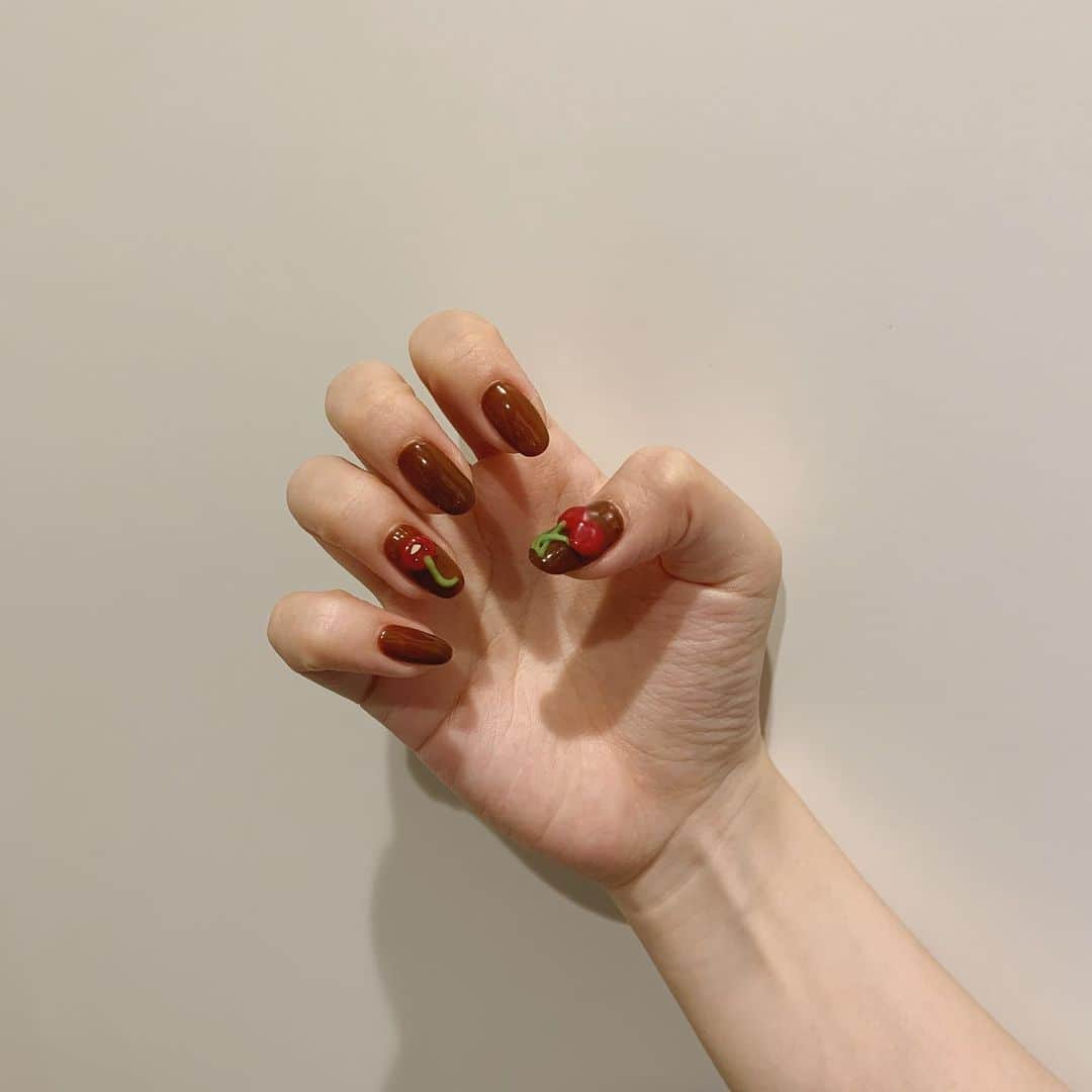 古関れんのインスタグラム：「🍒﻿ ﻿ 年内最後のネイルはチェリー﻿ 薬指は村上隆先生フェイス🍒﻿ ﻿ #cherrynail」