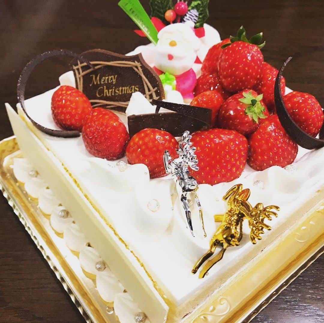 吉田眞紀人のインスタグラム：「... 今年のクリスマスケーキは木更津市にあるケーキ屋さん【エル・プランタン】さんで買わせて頂きました！！ 店内には美味しそうなケーキがズラリと並んでいて全部食べてみたくなっちゃいました😂笑  凄く美味しくて大満足でした！  #エル・プランタン #クリスマスケーキ #木更津 #木更津ふるさと応援団」