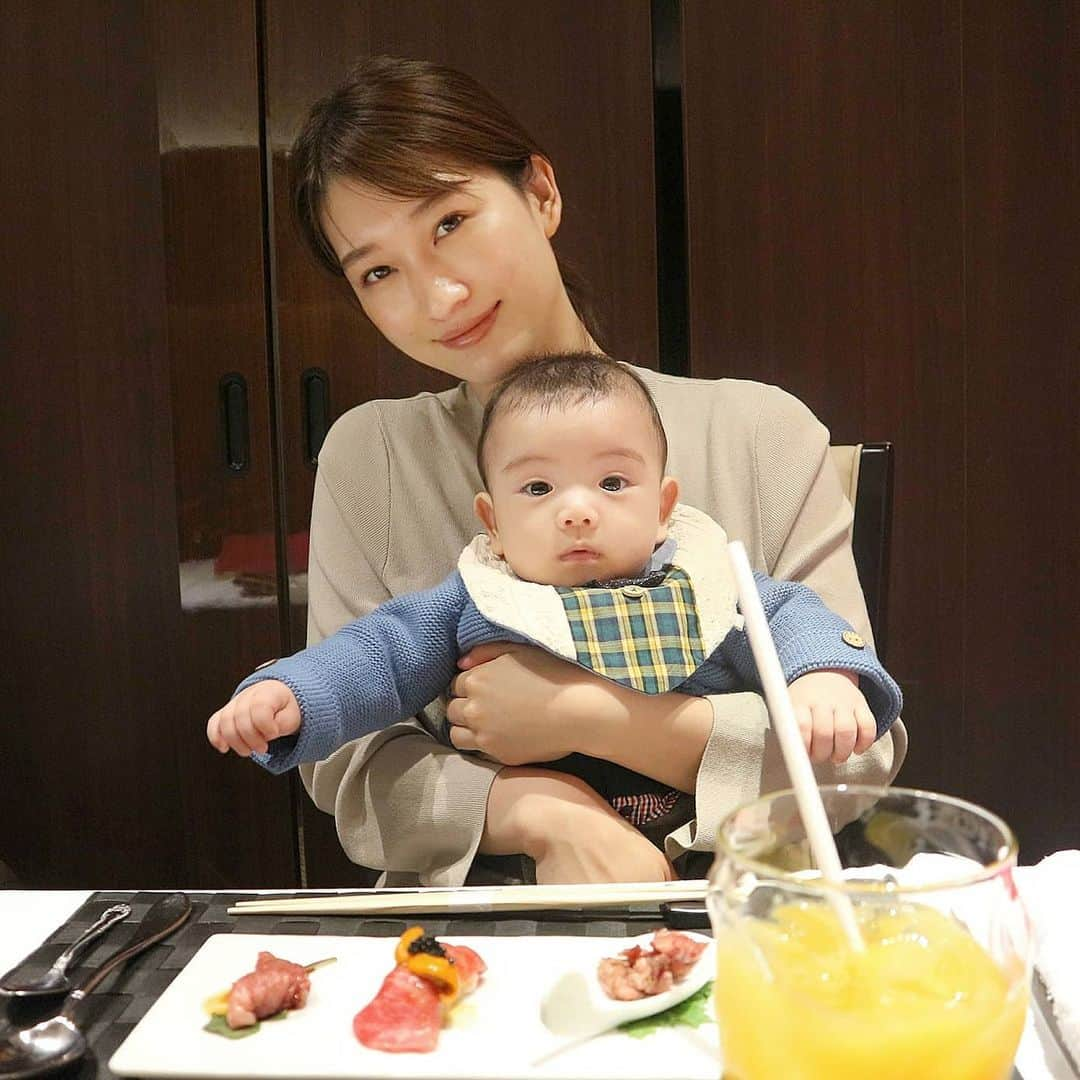 佐川愛果さんのインスタグラム写真 - (佐川愛果Instagram)「クリスマスに家族ディナーをして、息子との写真撮って！ってパパに頼んだら、オレンジジュースをあえて画角に入れてきた…(笑)そのほうが映えるのかな？と思って気にせずパシャリ📷✨ ん？？むしろ邪魔だよ？w  #クリスマスディナー #鉄板焼き #一時間以内に食って出る #子連れあるある #パパのセンス理解不能 #生後5ヶ月 #男の子ママ #オレンジジュース邪魔 #赤ちゃんのいる暮らし #赤ちゃんのいる生活」12月26日 23時51分 - aika728sagawa