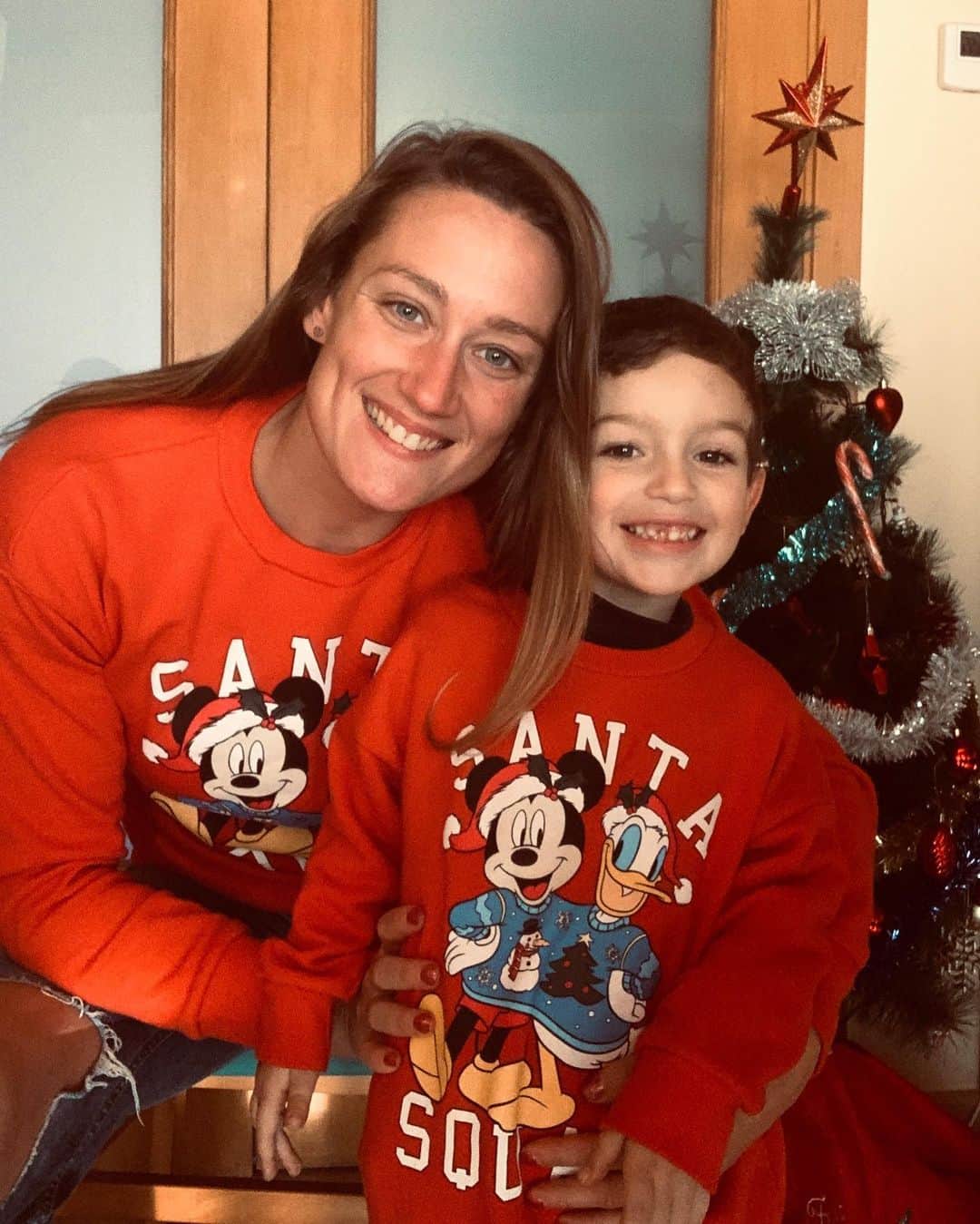 ミレイア・ベルモンテ・ガルシアのインスタグラム：「Santa squad! Otro año más, como es tradición, vestimos iguales para celebrar estas fiestas! 🎅🏼🎄👶🏼 #santasquad #elsobrimasguapo」