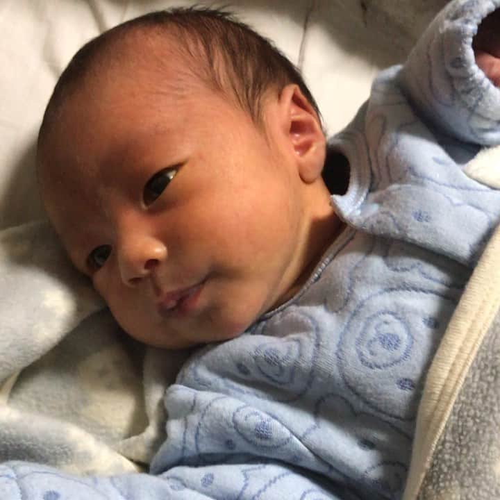 宮脇静香さんのインスタグラム写真 宮脇静香instagram 成長記録 あおさん 目が見えてきたのか 目が合うとニヤッて笑うことが 多くなりました 2枚目の動画は音声 にしてるけど お姉ちゃんが引き笑いで 笑いを誘ってて 急に冷められた画