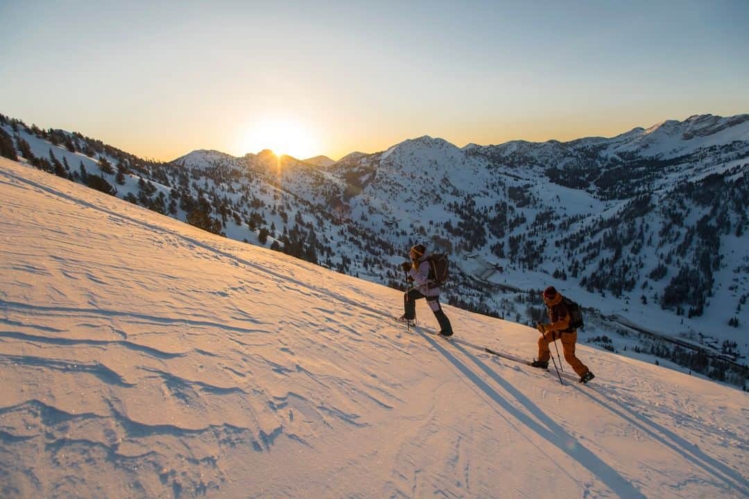 マーモットさんのインスタグラム写真 - (マーモットInstagram)「Don't hit the snooze button! Never miss a chance to feel the warmth of sunrise on the mountains. Alpine starts are worth every minute of sleep missed. It's time for adventure.  #wereoutthere #marmot #ski #sunrise」12月27日 0時00分 - marmot