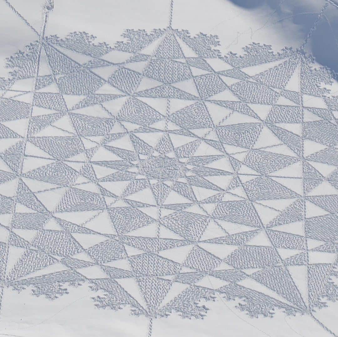 TED Talksのインスタグラム：「This might look like a wintry crop circle created by a UFO, but this complex snow design is actually 100% man-made. That man is artist @simonbeck_snowart, who created this kaleidoscopic effect by making thousands of carefully-placed footprints. His huge creations can span the size of six soccer fields and take him up to two full days to complete. See more of the artist’s mesmerizing work at the link in our bio.  Photo courtesy of Simon Beck」