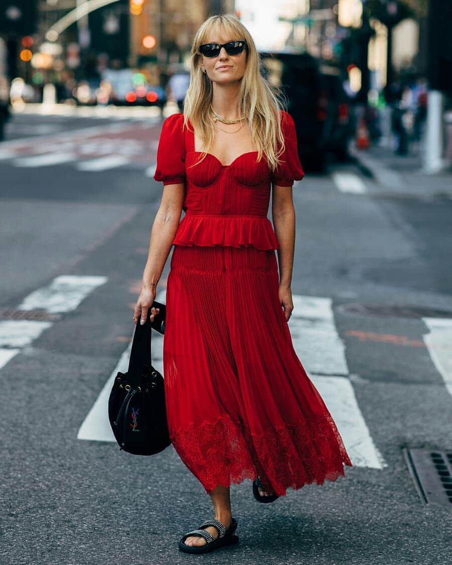 PORTER magazineさんのインスタグラム写真 - (PORTER magazineInstagram)「Confident, chic and devastatingly sexy, never underestimate the power of the perfect red dress. Head to the #linkinbio to see our edit of the best now… 📸: @styledumonde」12月27日 0時03分 - portermagazine