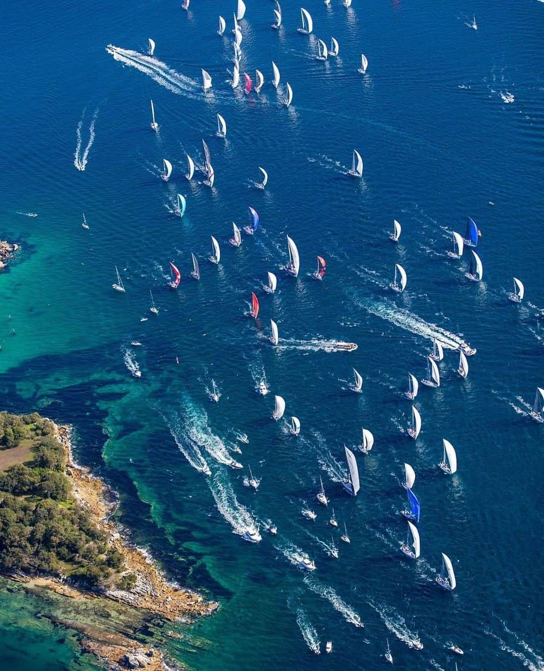 オールバーブラウンさんのインスタグラム写真 - (オールバーブラウンInstagram)「If you happen to be in Sydney, you will probably know it's the annual Sydney to Hobart Yacht Race today...you can also seas the day by visiting our Bondi store in Sydney which is open tomorrow for all your sailing style needs. ⛵️ #OBsAroundTheWorld #HolidayBetter」12月27日 0時13分 - orlebarbrown