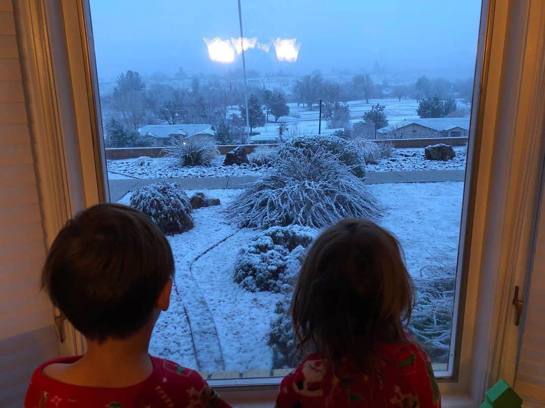 ニック・ジャクソンのインスタグラム：「For us California residents were getting another late Christmas present. Snow!Merry Christmas everyone!」